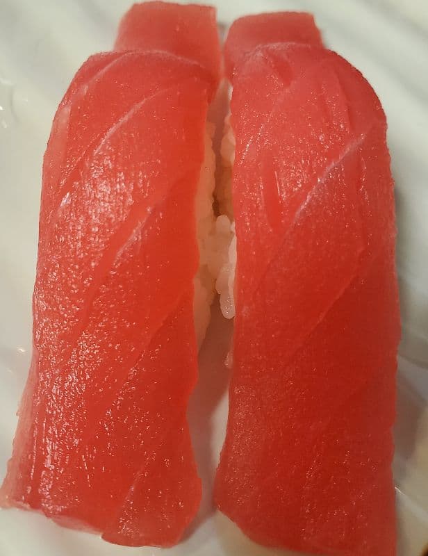 Tuna Nigiri (2 pcs)